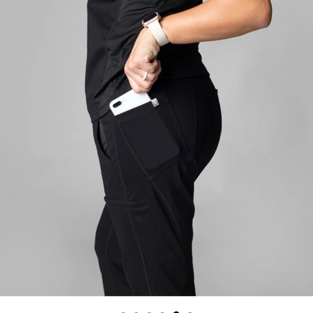 1x Beneftit Nexus black cargo yoga scrubs #6 pockets